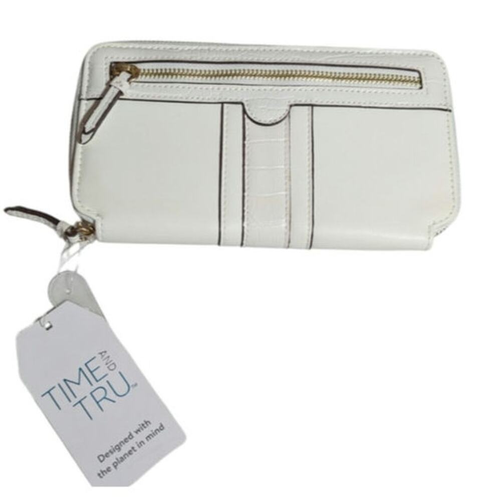 Time and Tru - WALLET - White - Bi Fold With Zipper - Elegant and Practical -NWT